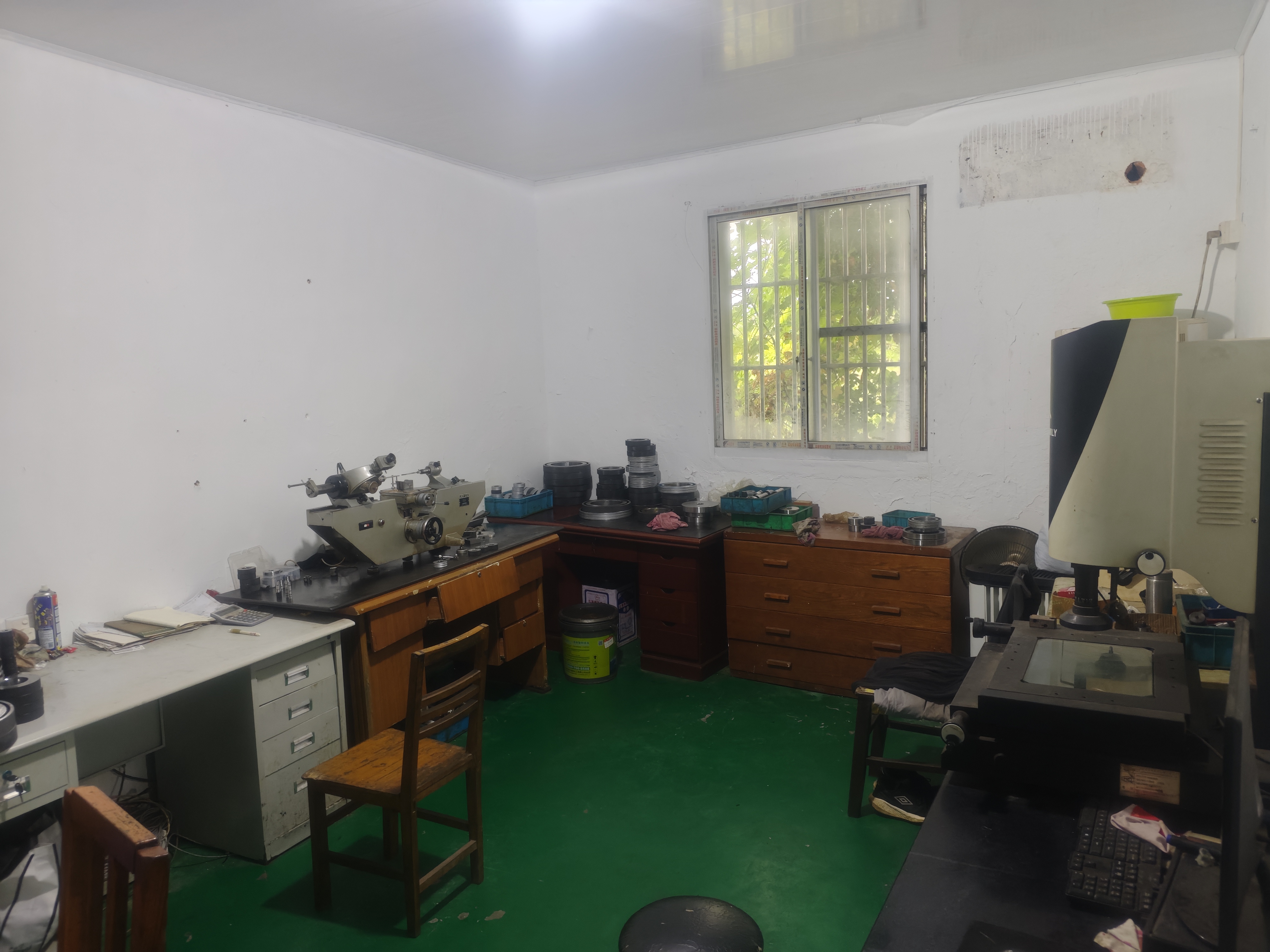 Inspection room with an optical projector, bench instruments and rings on the benches